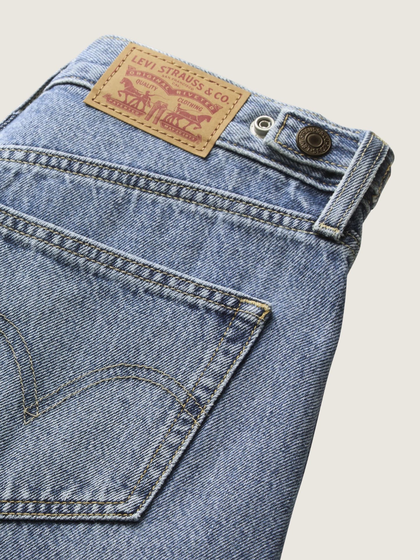 LEVI'S - Cinch Barrel Leg Jeans -