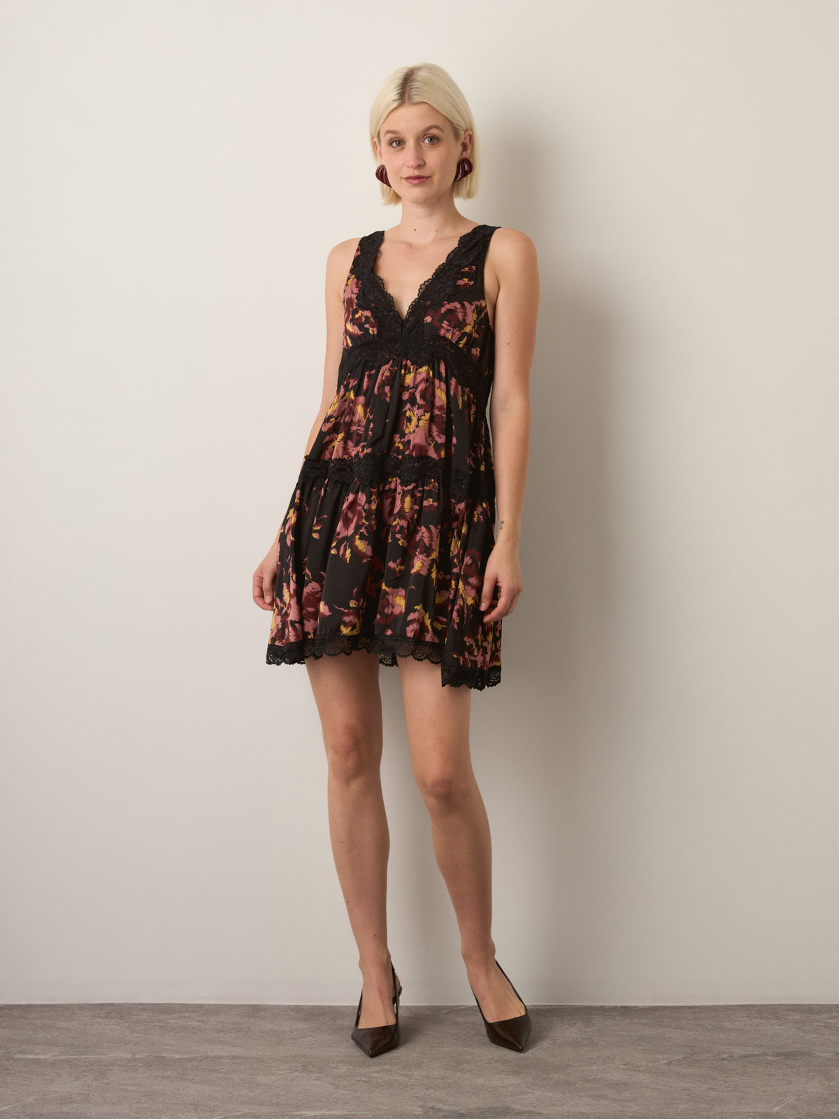 LOVEFINN - Floral Lace Dress - 