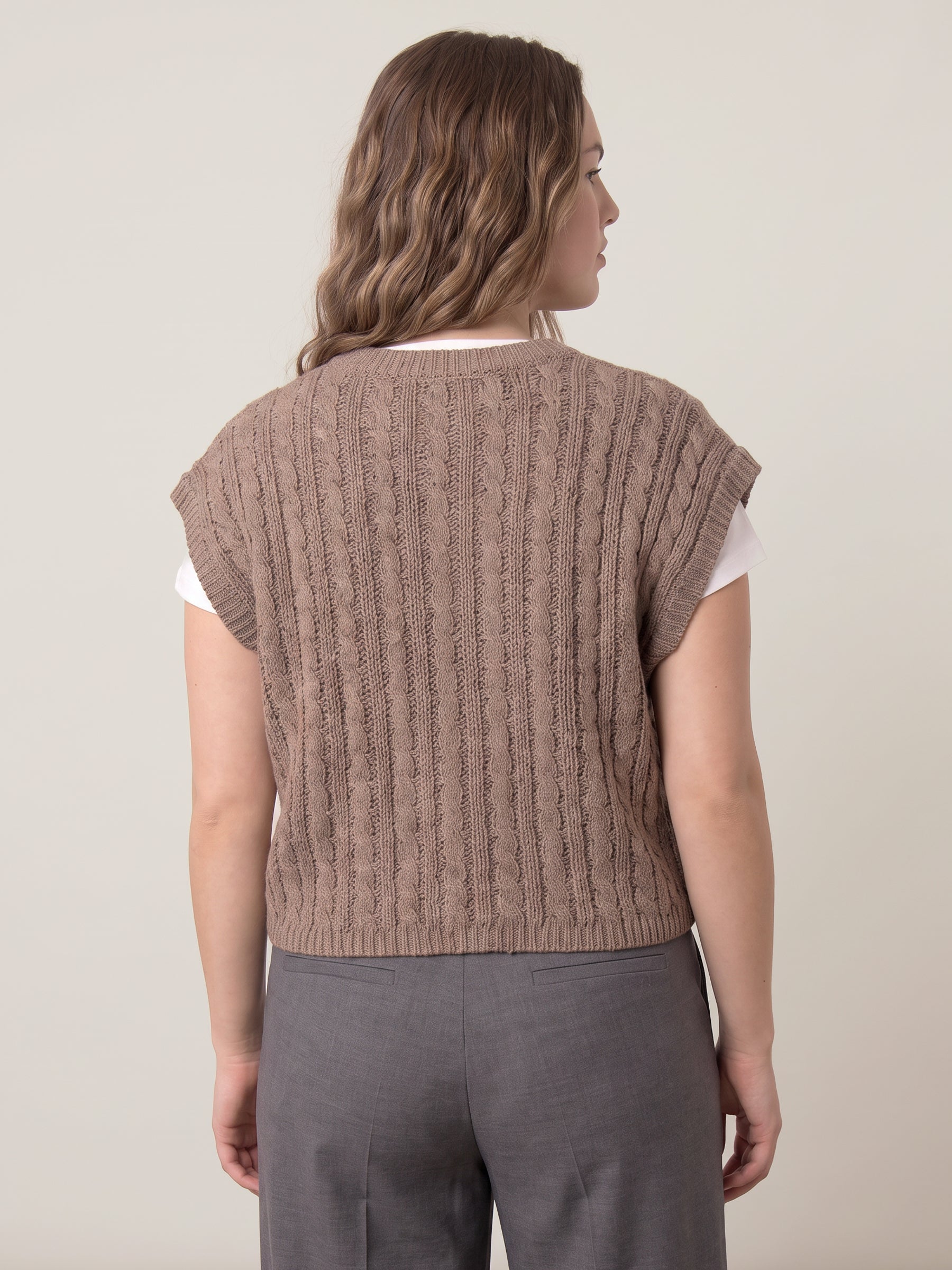 SADIE & SAGE - Effortless Cable Knit Sleeveless Sweater - 