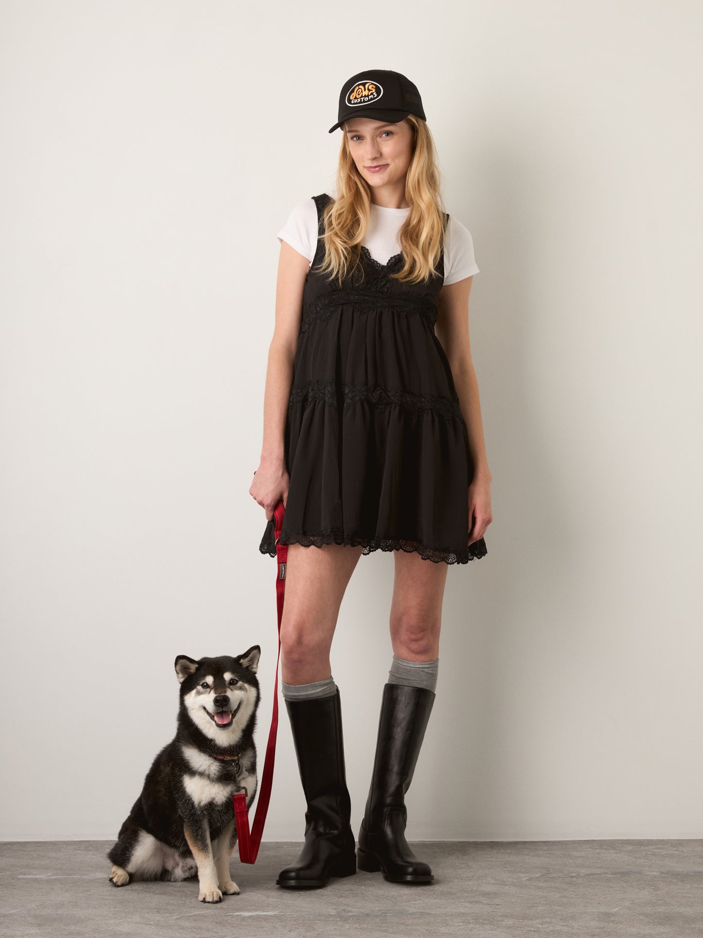 LOVEFINN - V-Dress with Lace Trim - 