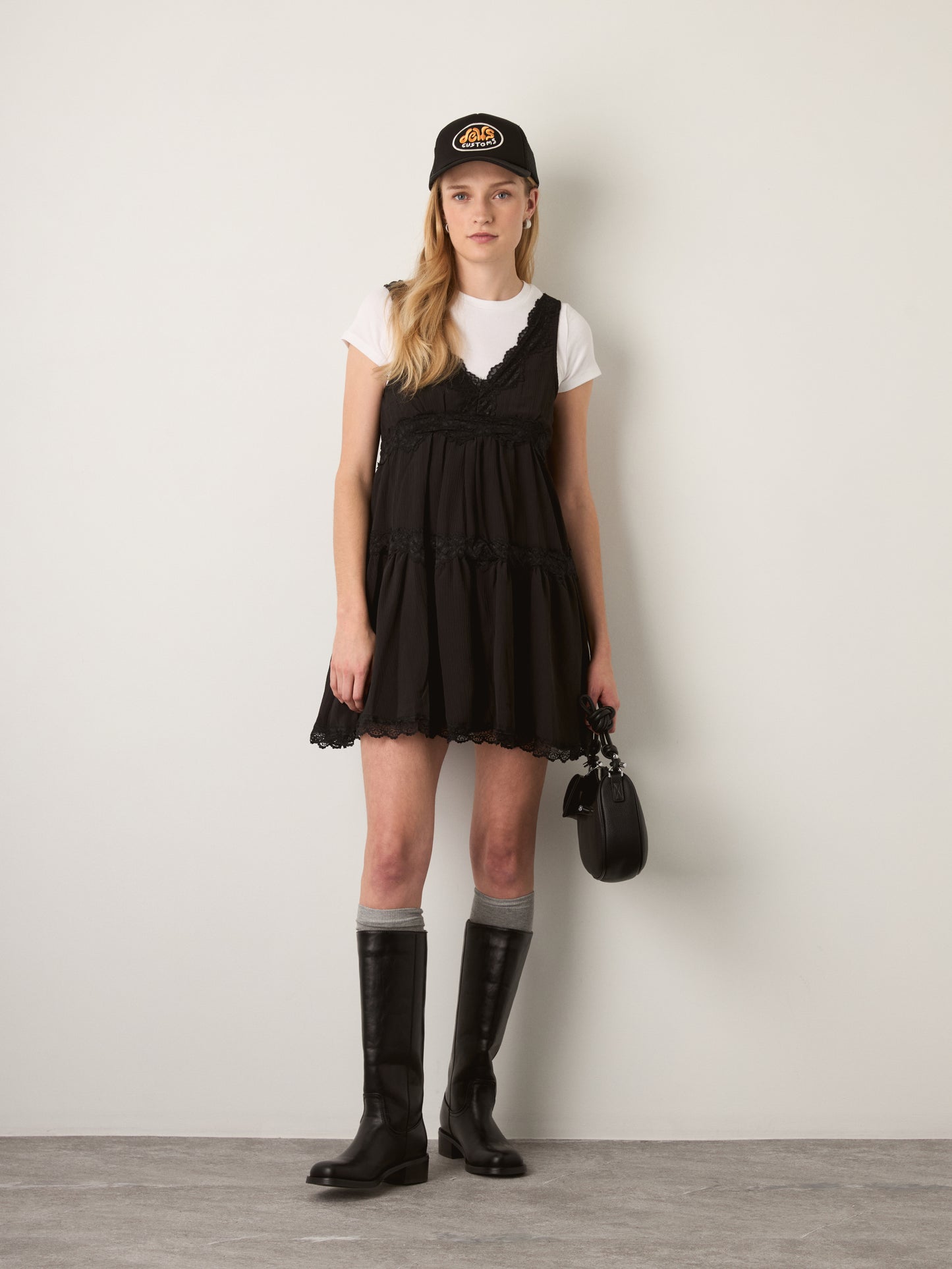 LOVEFINN - V-Dress with Lace Trim - 