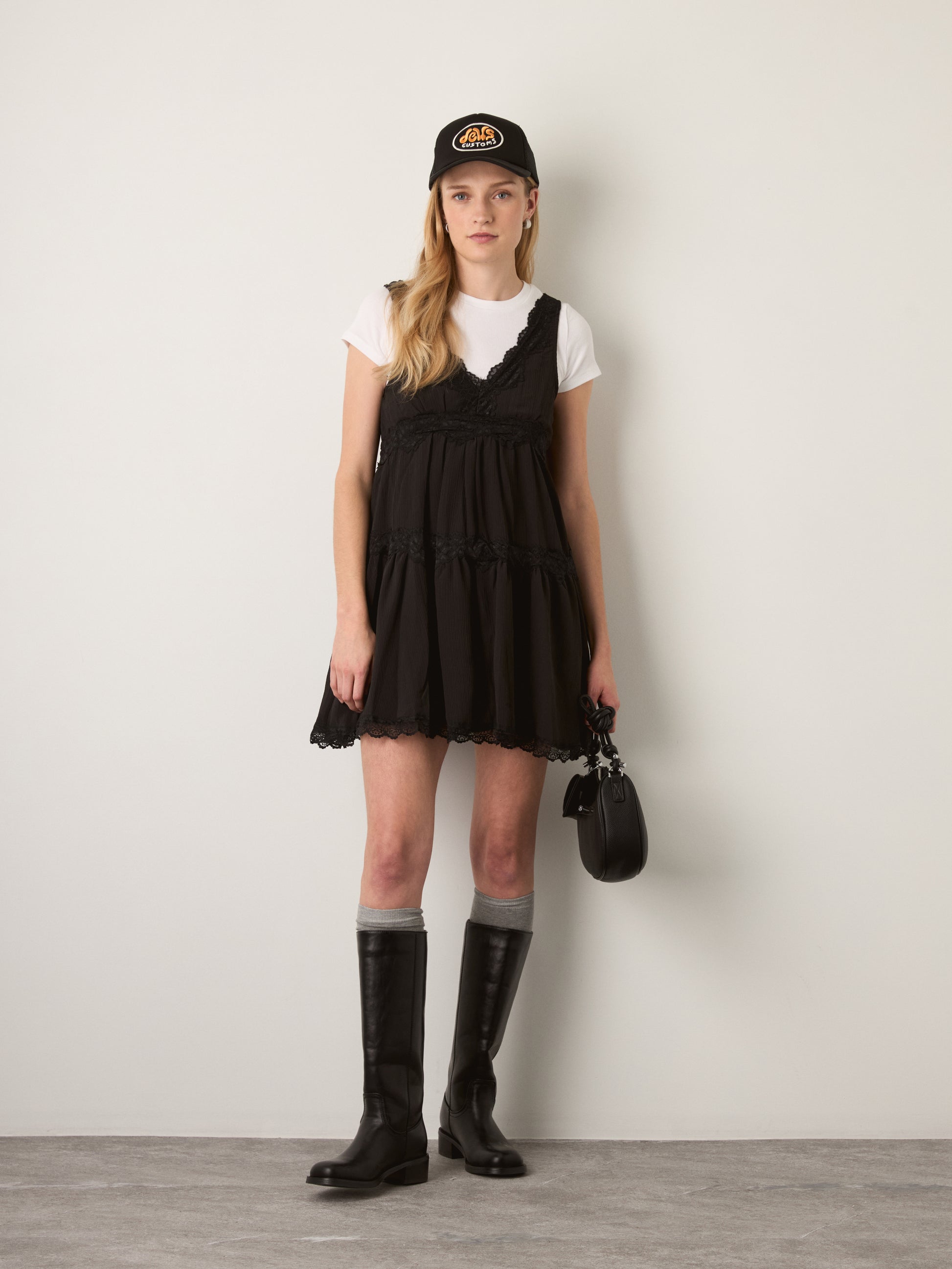 LOVEFINN - V-Dress with Lace Trim - 