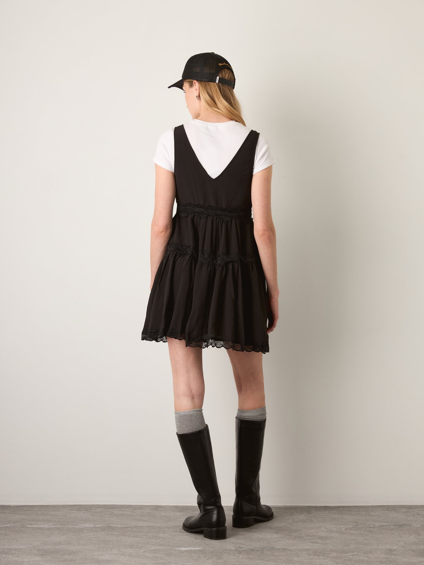 LOVEFINN - V-Dress with Lace Trim - 