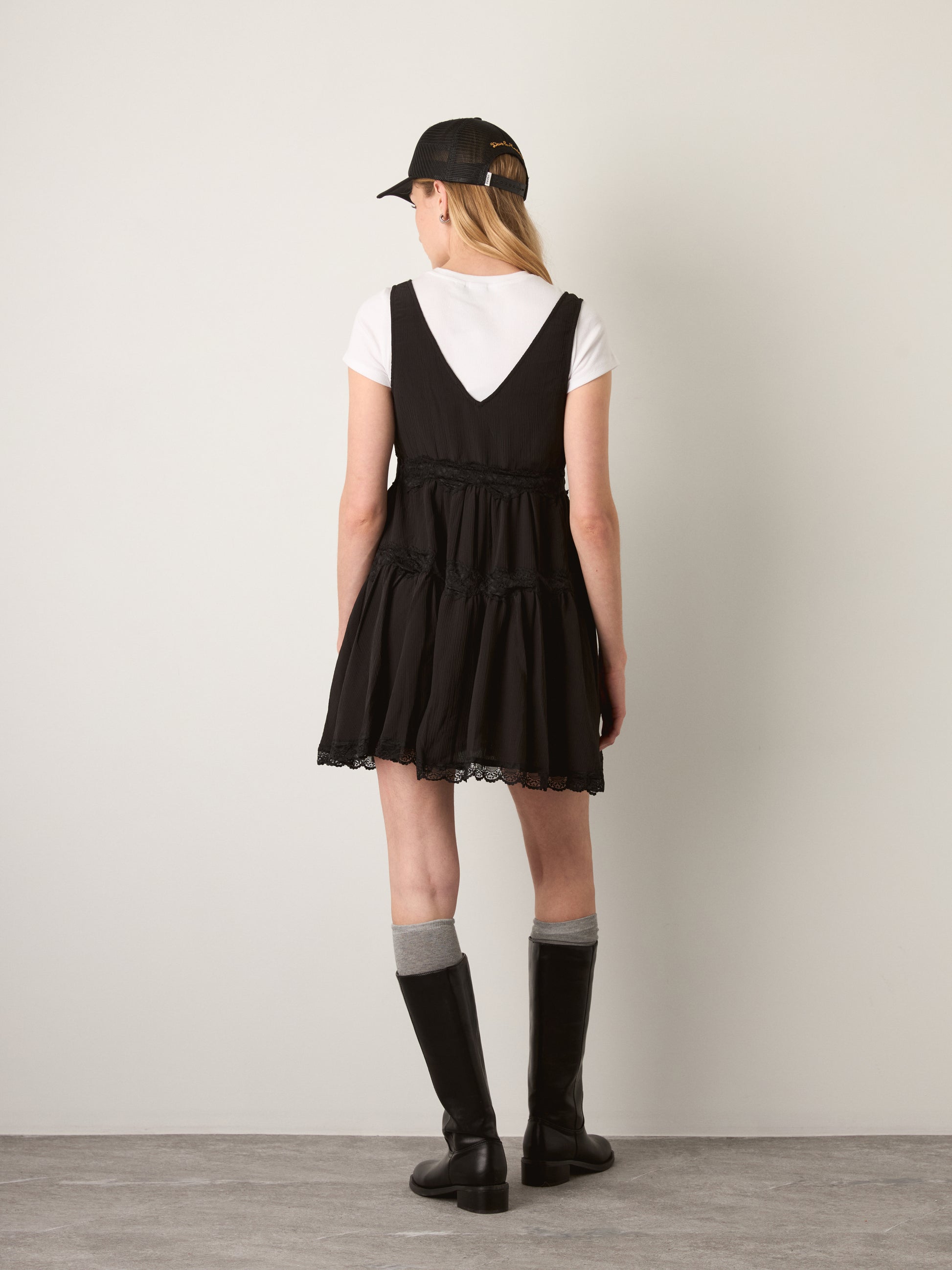 LOVEFINN - V-Dress with Lace Trim - 