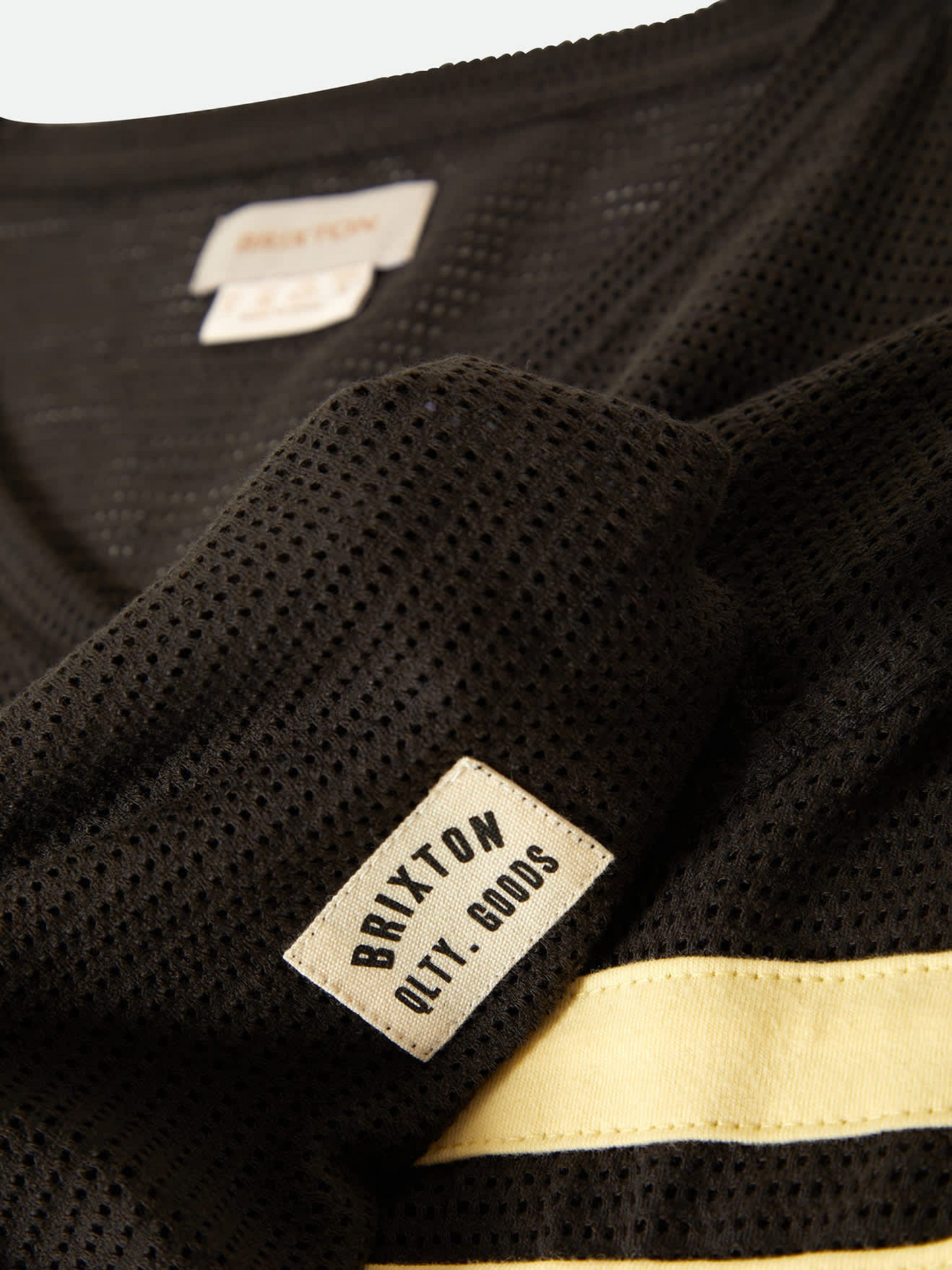 BRIXTON-Varsity Football Mesh Tee-Washed Black