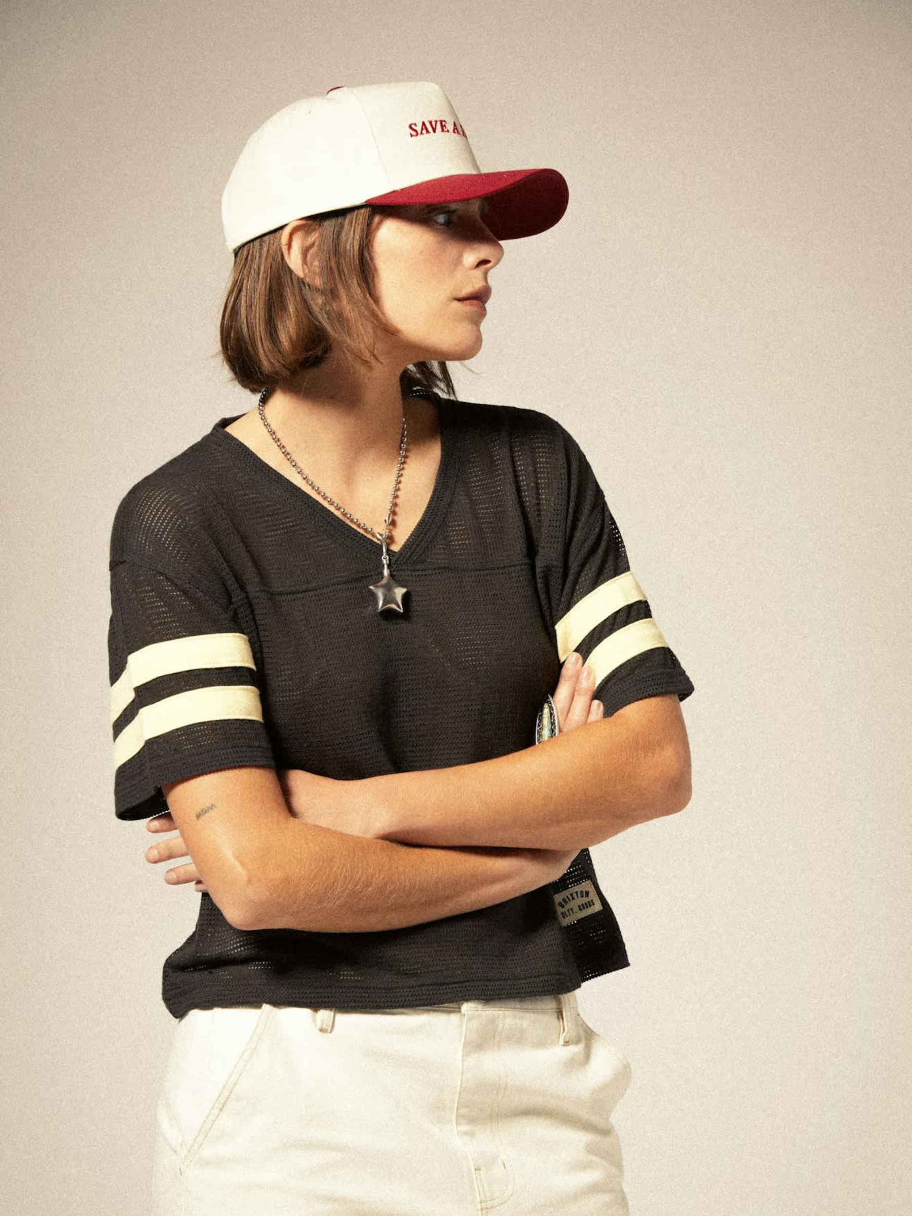 BRIXTON-Varsity Football Mesh Tee-Washed Black